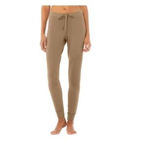 Alo Yoga Urban Moto Sweatpant
SKU: W5580R013473
Color: Gravel
Size: M
